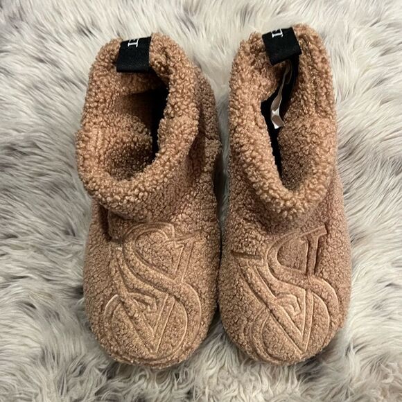 Victoria’s Secret Fleece Slippers Bootie - Picture 1 of 10